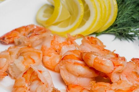 Тигровые креветки, жаренные с чесноком