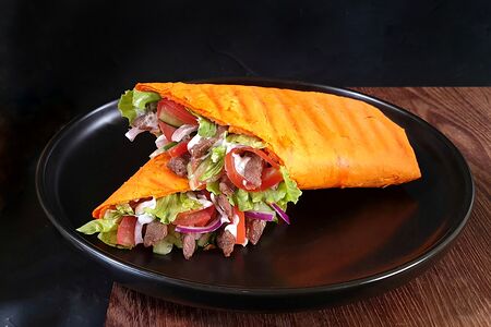 Шаурма с говядиной в сырном лаваше