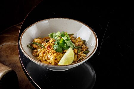 Вок по-сингапурски с курицей и креветками