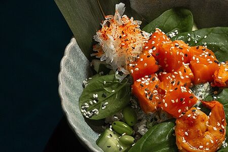 Поке с форелью и креветкой