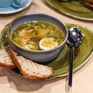 Куриный суп с лапшой и яйцом