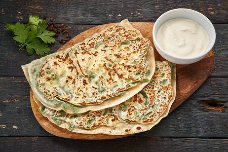 Кутабы с сыром и зеленью с чесночным соусом 1 шт