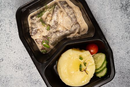 Бефстроганов с картофельным пюре