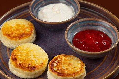 Сырники со сметаной и клубничным вареньем