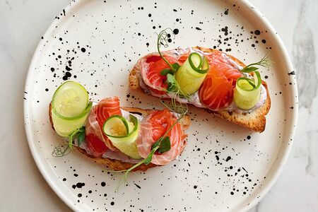 Брускетты с творожным кремом и лососем