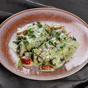 Куриное филе под сливочно-грибным соусом