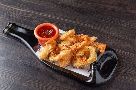 Креветки и кальмары в темпуре с соусом сладкий чили