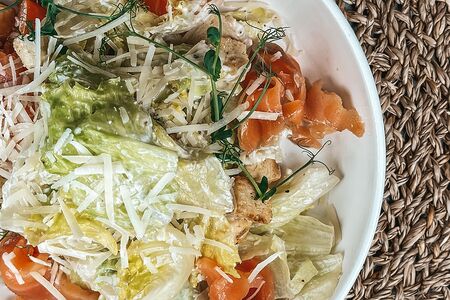 Салат Цезарь с семгой