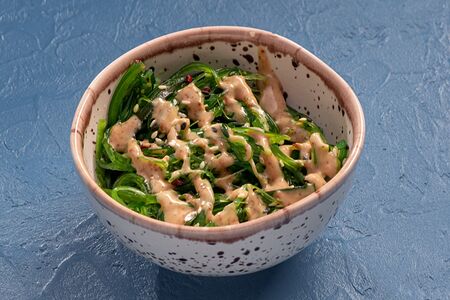 Салат чука с ореховым соусом