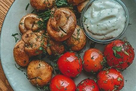 Грибы шампиньоны и помидоры черри, обжаренные на мангале