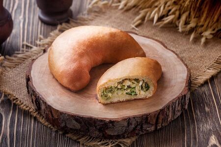 Пирожок лук-яйцо