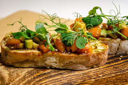 Брускетта с авокадо и лососем