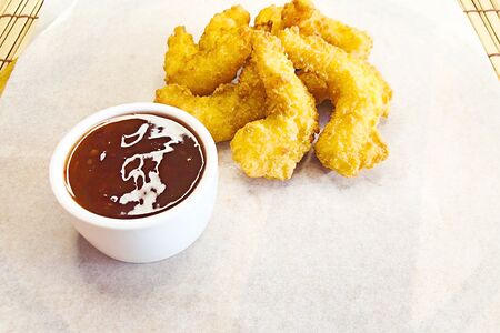 Креветки в панировке с соусом