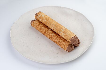 Вафельная трубочка с шоколадным кремом