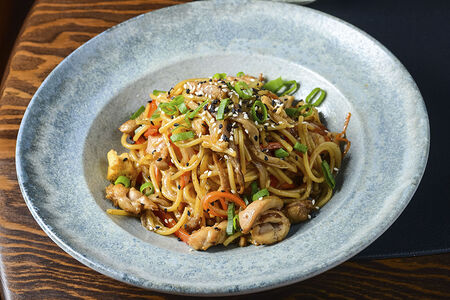 Лапша с цыпленком в соусе самбей