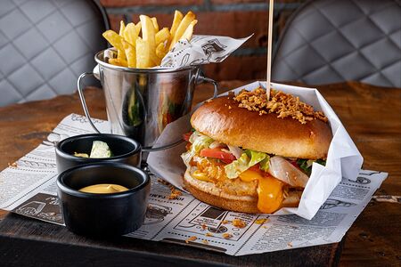 Бургер с цыпленком свит чили и картофель фри
