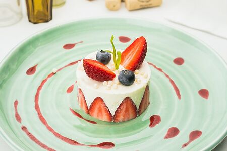 Сметанник с клубникой