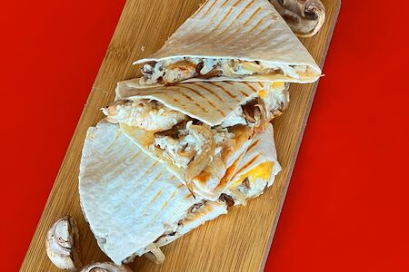 Кесадилья с курицей и грибами