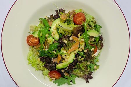 Фирменный салат с лососем