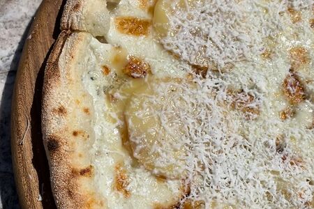 Пицца с медовой грушей и греческим сыром