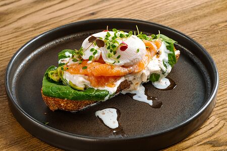 Яйцо пашот с лососем на брускетте