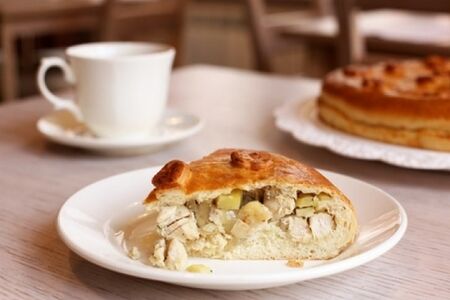 Сытный пирог с курицей и картофелем