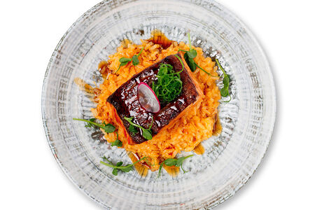 Лосось на подушке из риса  том ям