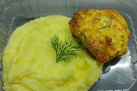 Картофельное пюре с котлетой под сыром