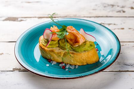 Брускетта с креветками и гуакамоле