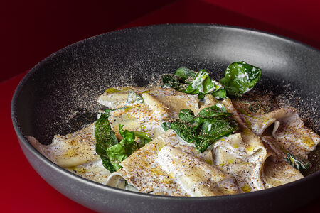 Паста с трюфельным соусом и свежим шпинатом