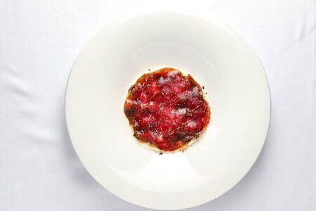 Карпаччо из говядины с муссом, опятами и луком