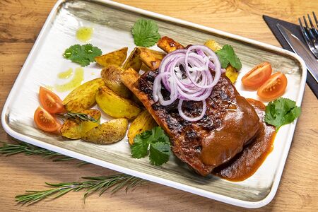 Ребрышки BBQ с мини-картофелем