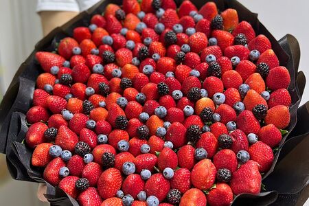 Букет из клубники с голубикой и ежевикой