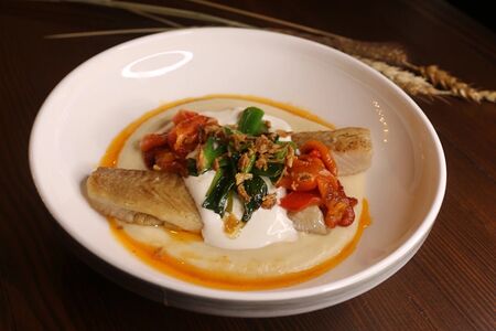 Морской окунь на мангале с кремом из сельдерея