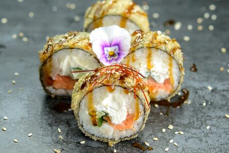 Жареный ролл с лососем