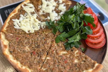 Лахмаджун с сыром