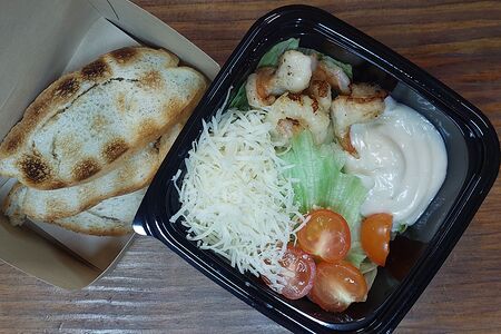 Салат Цезарь с креветками