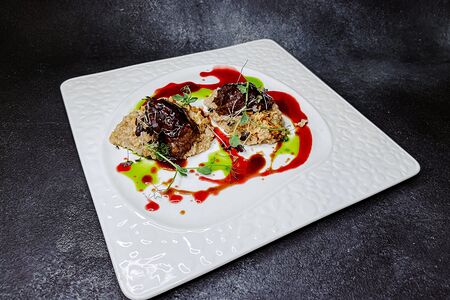 Говяжьи щечки с пшеницей и белыми грибами