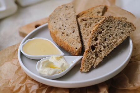 Зерновой хлеб с маслом и медом
