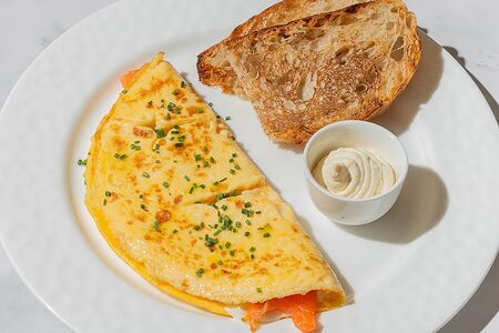 Омлет с лососем и сливочным сыром