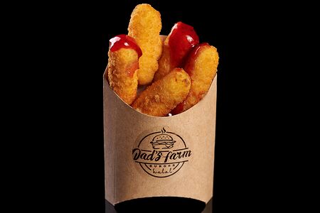 Сырные палочки с ягодным соусом