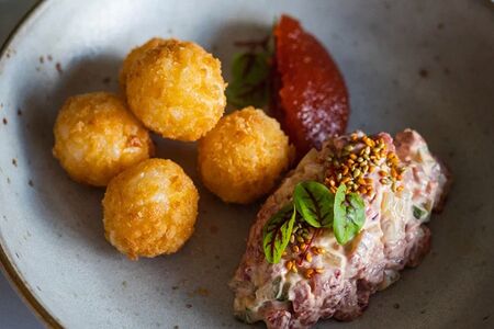 Тартар из говядины с джемом из томатов