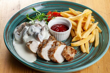 Куриная грудка под сливочно-грибным соусом