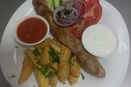 Люля-кебаб куриный на мангале с гарниром