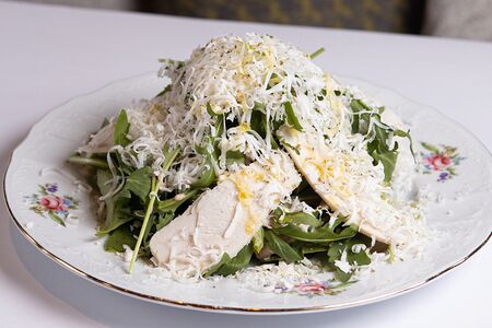 Салат с куриной грудкой и шпинатом