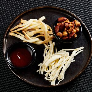 Пряные орешки с двумя видами сыра