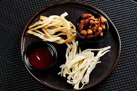 Пряные орешки с двумя видами сыра