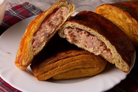 Слойка с сыром и ветчиной