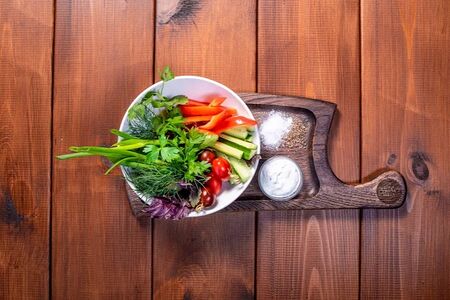 Свежие овощи с зеленью и соусом талатури