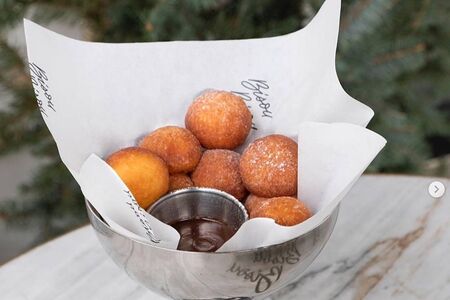 Творожные пончики с шоколадом